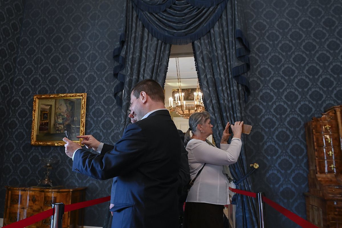 Érdeklődők a Sándor-palota Kék szalonjában 2022. május 14-én.