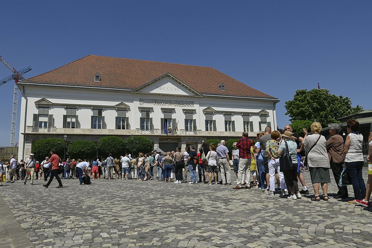 Érdeklődők a Sándor-palota előtt 2022. május 14-én.