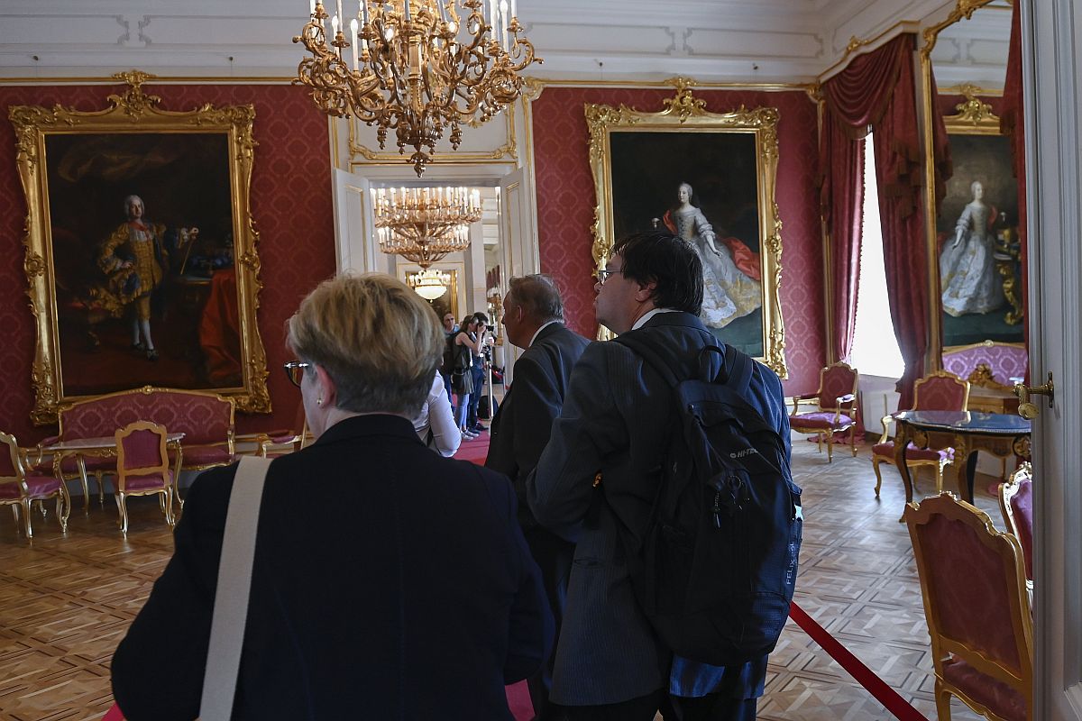 Érdeklődők a Sándor-palota Mária Terézia-szalonjában 2022. május 14-én.
