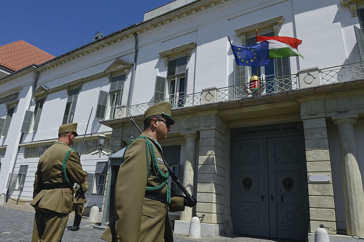 Őrségváltás a Sándor-palota előtt 2022. május 14-én.