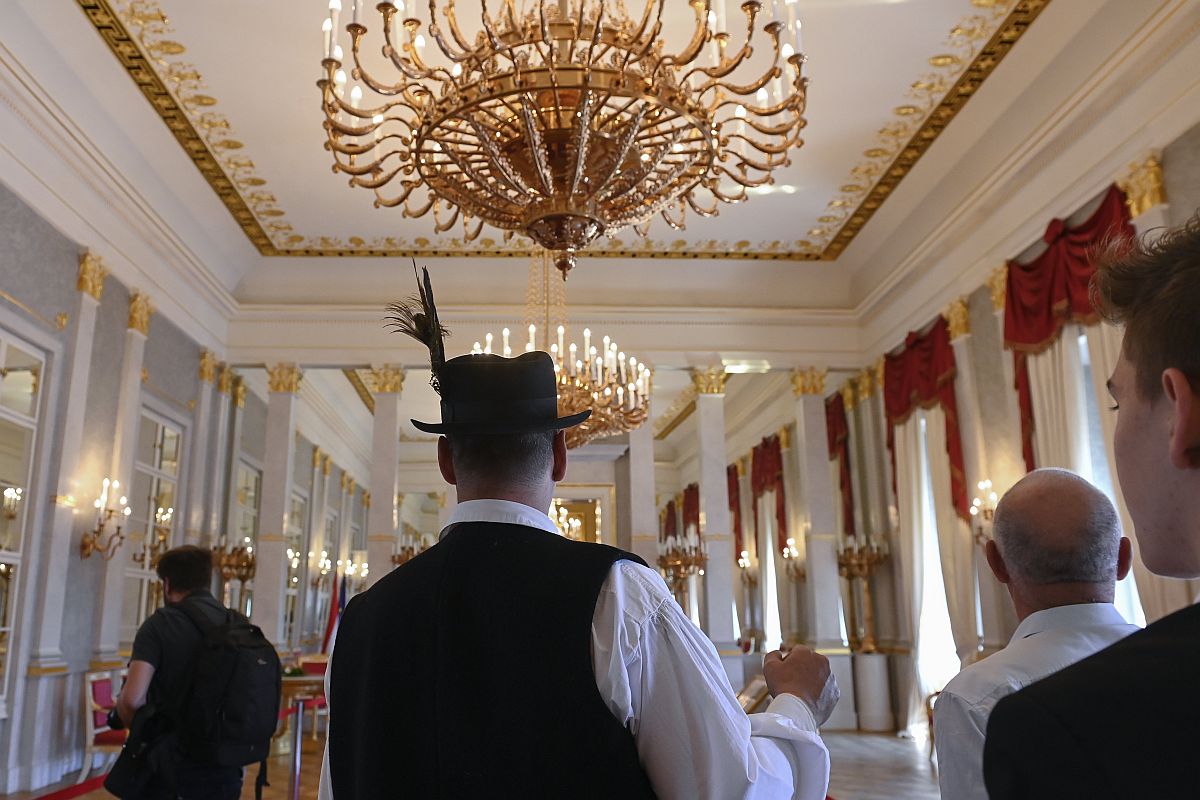 Érdeklődők a Sándor-palota Tükörtermében 2022. május 14-én.