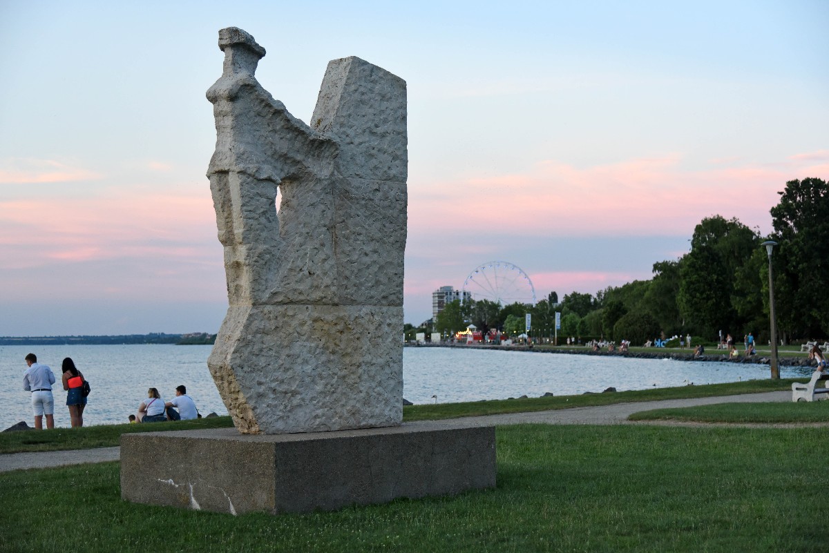 A siófoki hajóállomás melletti Isztria sétányon áll 1974 óta Vilt Tibor (1905-1983) szobrászmûvész Balatoni sellõ címû alkotása.