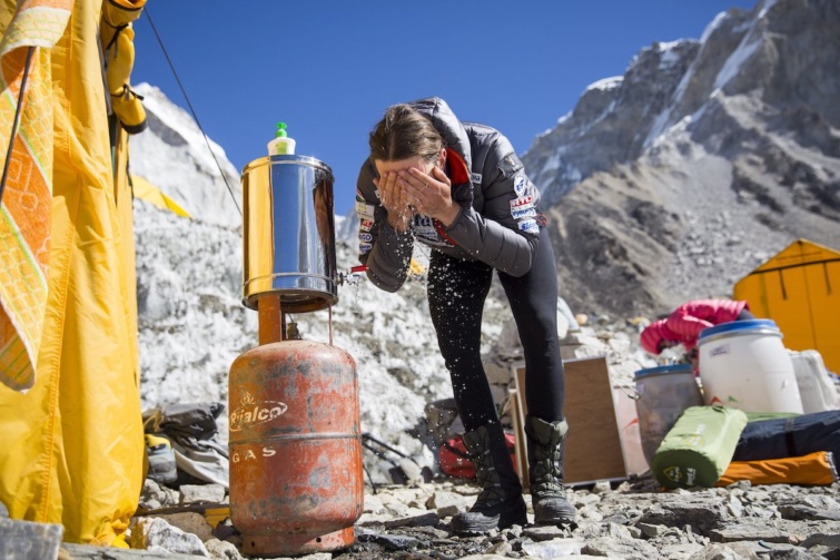 Suhajda Szilárd mossa arcát az Everest alaptáborban