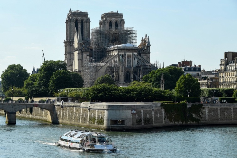 A felújítás alatt álló Notre Dame a Szajna partján, Párizsban 