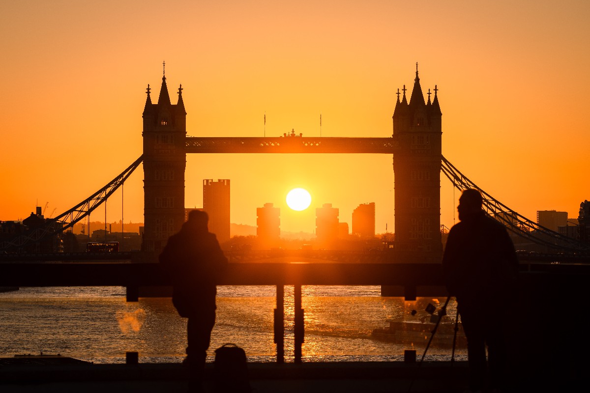A felkelõ Nap a Temze fölött, a londoni Tower híd mögött 2020. november 4-én.