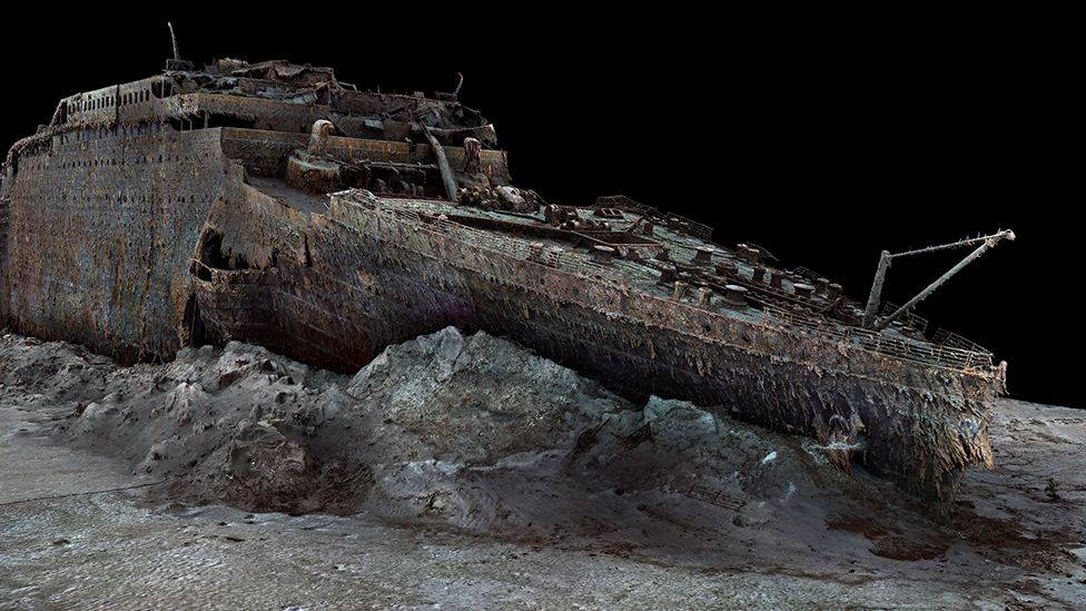 A kettétört Titanic hátsó része az óceán mélyén