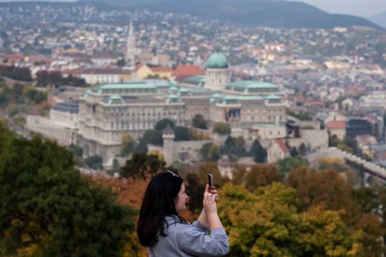Turista fotót készít Budapesten a Gellért-hegyen