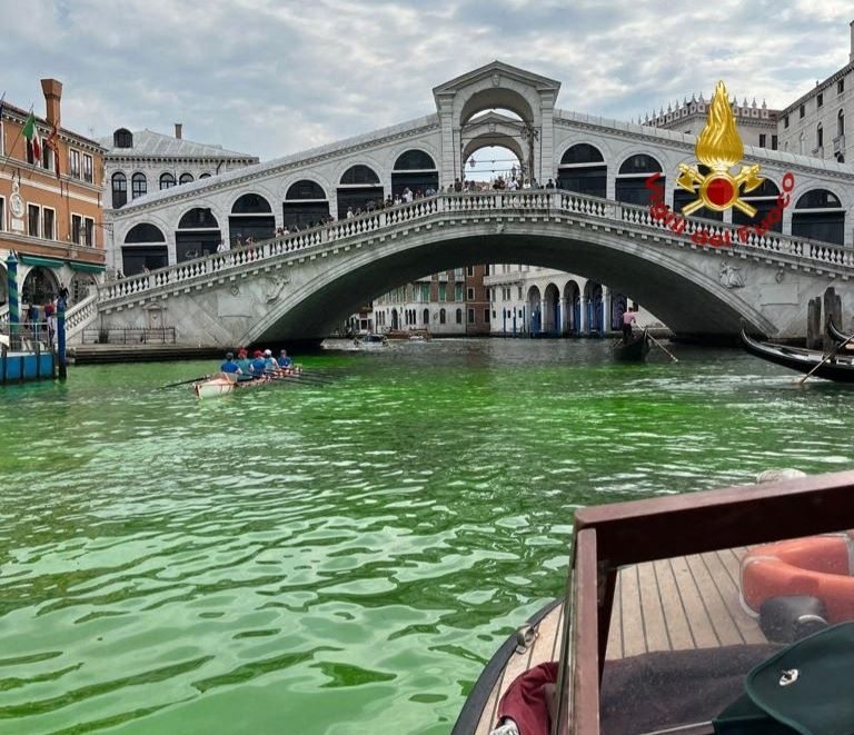 Fluoreszkáló zöldre váltott a lagúna vize Velencében