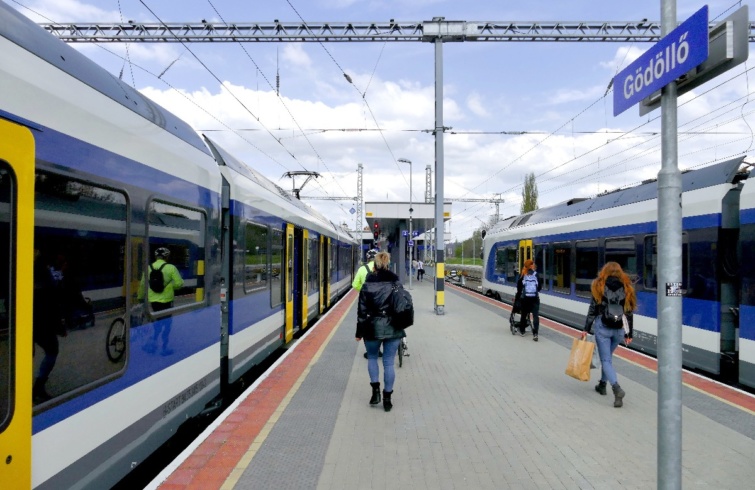 Utasok a MÁV Start Zrt. nemrég korszerûsített gödöllõi vasútállomásának egyik peronján
