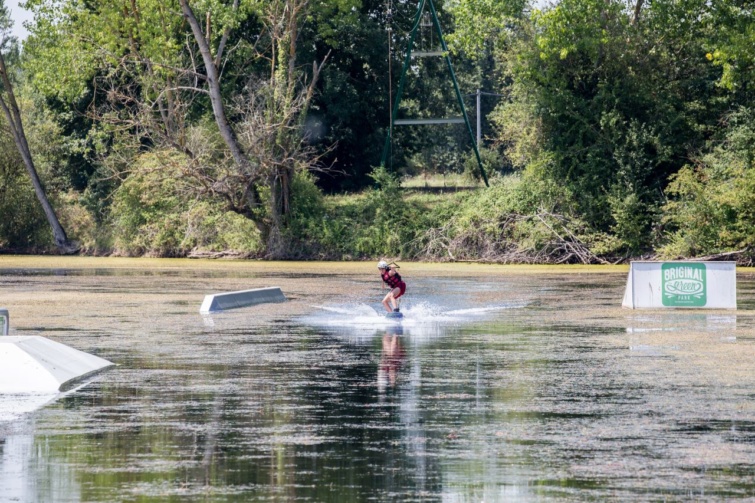 Wakeboard a franciaországi Green Park szabadidőközpontban.