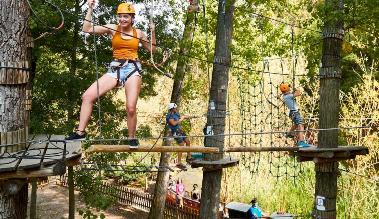 Akadálypályán mennek végig a Zamárdi Kalandparkban