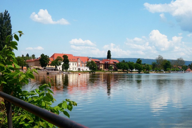 A tatai Öreg-tó és a tó szélén lévő épületek.