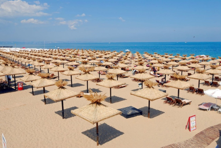 A Várnától 17 kilométerre lévő aranyhomok strand.