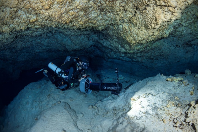 Búvárkodás egy 75 méter mély víz alatti barlang fenekén.