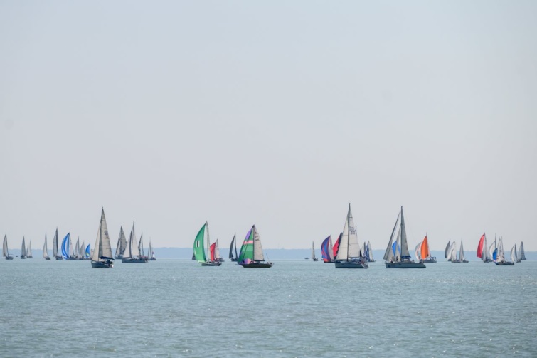 Az 53. Kékszalag Raiffeisen Nagydíj mezőnye a balatonfüredi rajt után 2021. július 22-én.