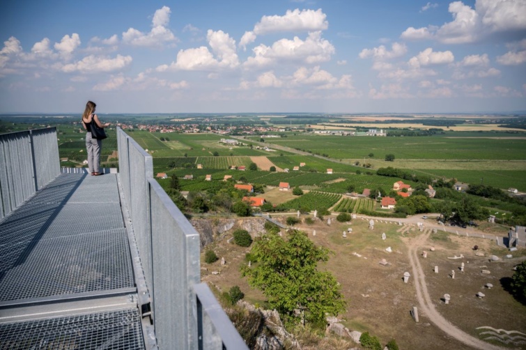 A Villány szomszédságában lévő Nagyharsányi szoborpark és a mellette lévő sétány 