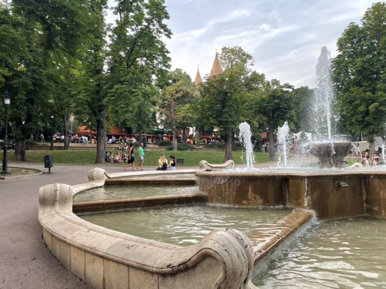 A Sétatér előtt lévő pécsi Szent István tér