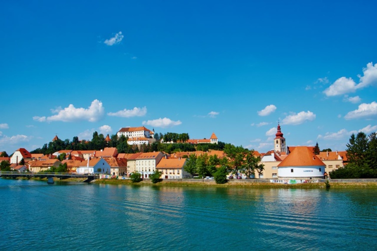 Kilátás a Dráva partján fekvő szlovéniai Ptujra.
