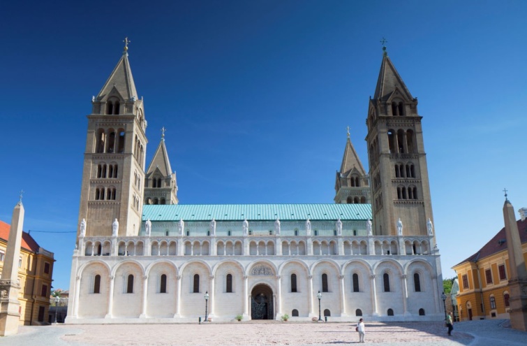 A Pécsi Székesegyház, Pécs ikonikus épülete.