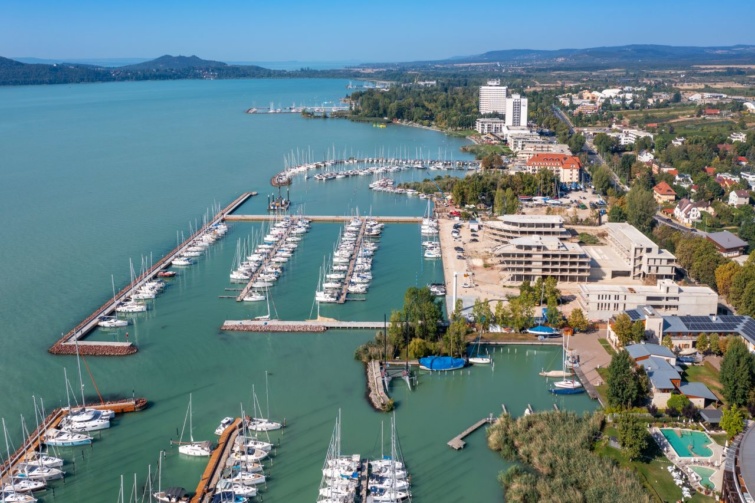 Légi felvétel Siófokról és a Balaton partjáról.