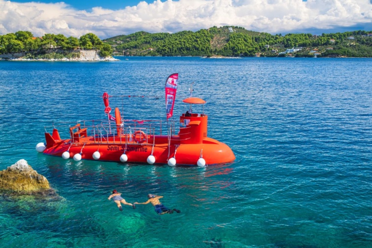 Egy görögörszági tengeralattjáró turistáknak