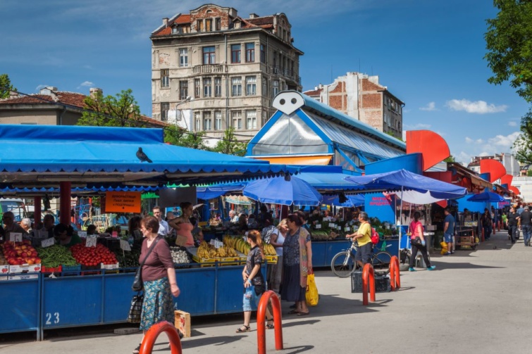 A Zsenszki pazarnál, Szófia legismertebb kültéri piacánál vásárolnak az emberek.