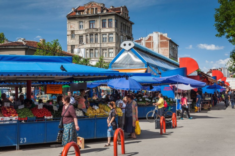 Zsenszki pazar - Startlap Utazás A Zsenszki pazarnál, Szófia legismertebb kültéri piacánál vásárolnak az emberek.