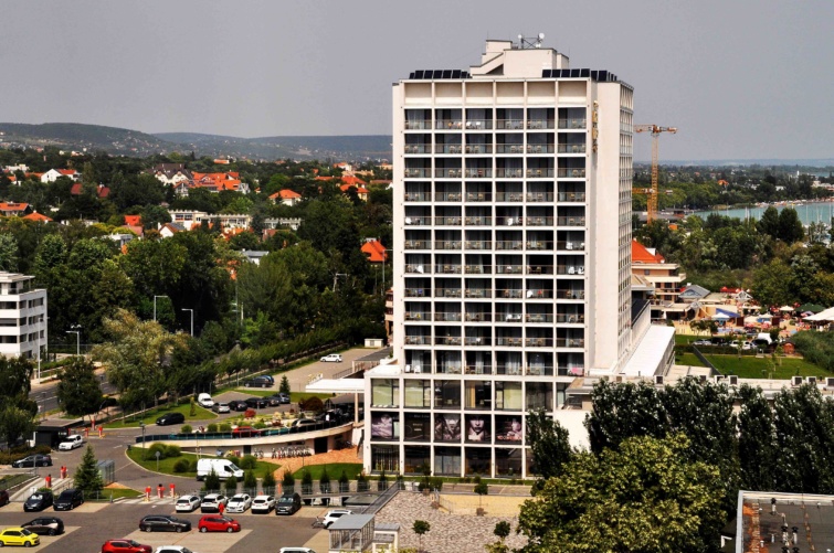 A Hotel Füred Spa & Conference épülete a Balaton partján