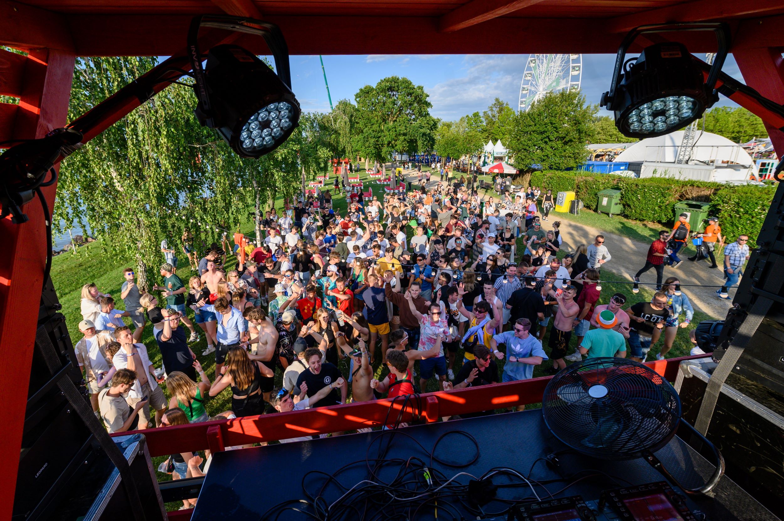 Fesztiválozók a Balaton Sound fesztivál nyitónapján Zamárdiban