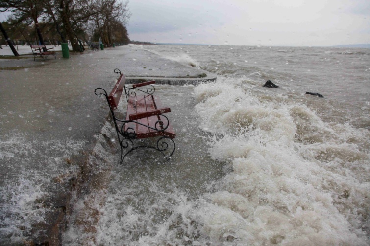 Kicsapódó hullámok egy balatoni szabadstrandon