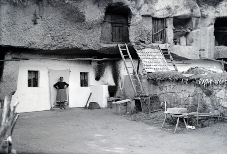 Barlanglakás 1939-ban Sirokon