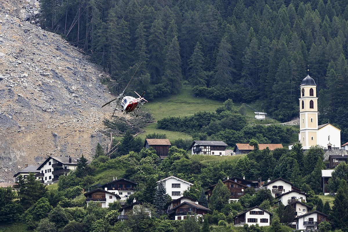 Az alpesi Brienz falu a leomló hegyoldal alatt a délkelet-svájci Graubünden kantonban 2023. június 16-án.