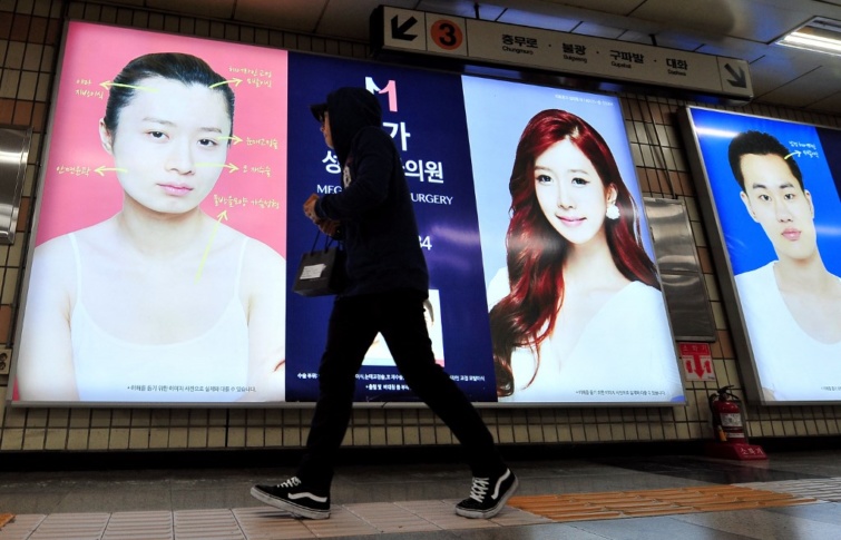 Plasztikai sebészet reklámja az utcán, Dél-Koreában