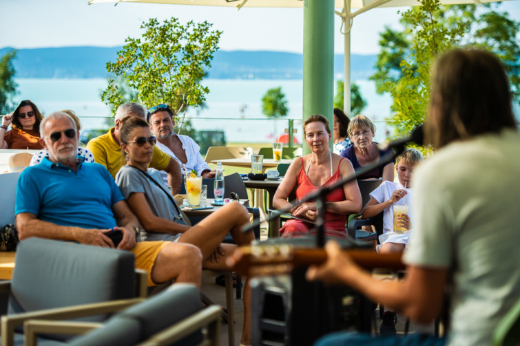 Fesztiválozók a Balaton partján, a ZamJam fesztiválon
