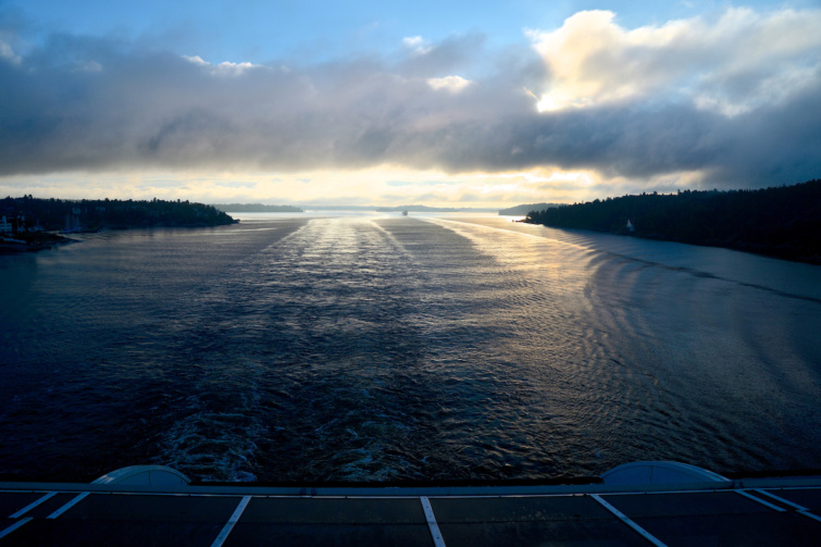 Finnország egyik szigete egy hajóról nézve