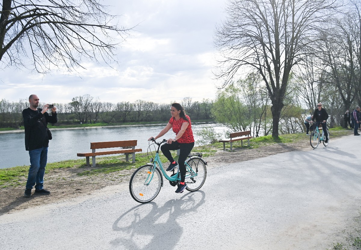 Novák Katalin köztársasági elnök kerékpározik a Dráva partján a Turisztikai Központ avatásán Barcson Somogy vármegyei látogatásának második napján, 2023. március 24-én.