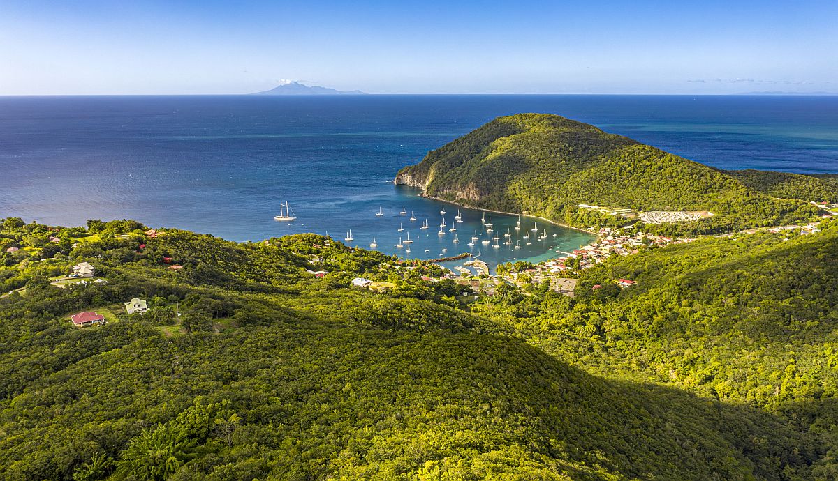 Légi felvételen a Guadeloupe-szigetek fővárosa, Basse-Terre.