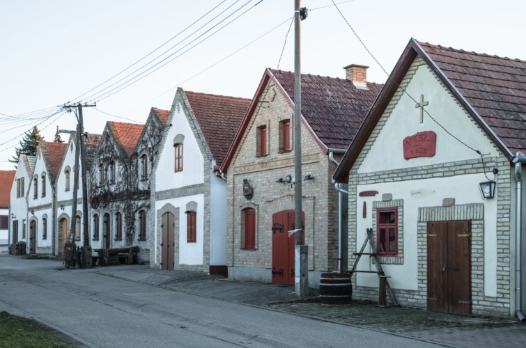 A Borbíró út pincéinek részlete a Bács-Kiskun megye délnyugati részén elhelyezkedő a településhez tartozó Európa legnagyobb összefüggő Pincefalujában. A mintegy 1300 présházból álló Pincefalu szabályos utcákból áll, amelyeket a présházak és az alattuk elhelyezkedő, löszbe vájt pincék alkotnak. A Pincefalu legrégebbi ma is álló présháza 1840-ben épült.