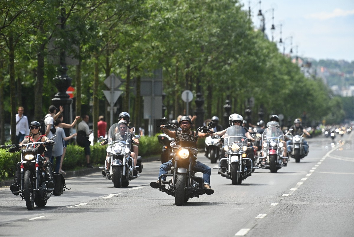 Televolt az Andrássy út is motorosokkal a fesztivál alkalmából
