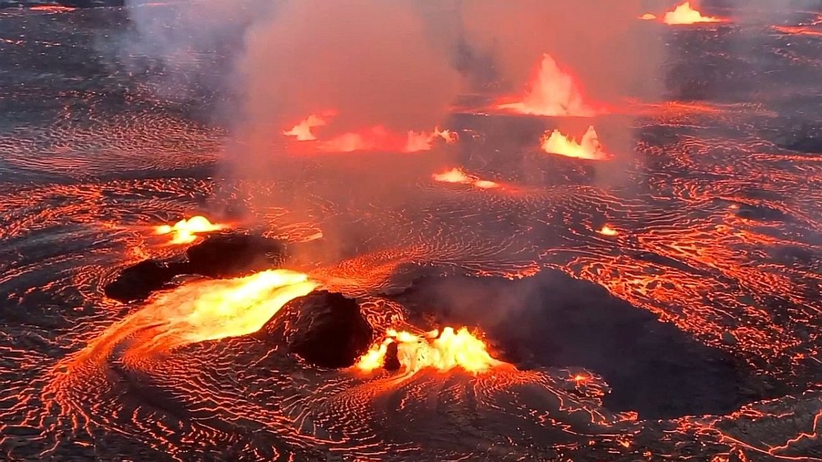 Izzó láva a Hawaii Kilauea kráterében.