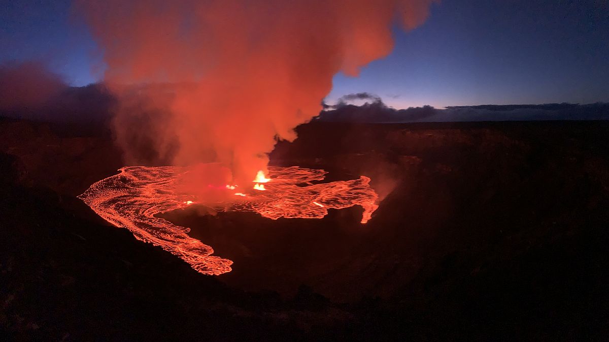 Izzó láva a Hawaii Kilauea kráterében.