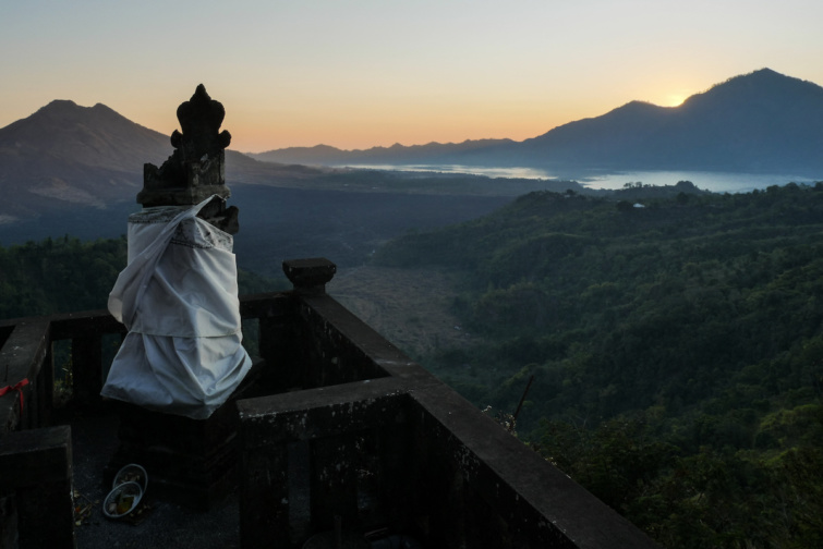Felkelő nap a Mount Baturnál Bali szigetén