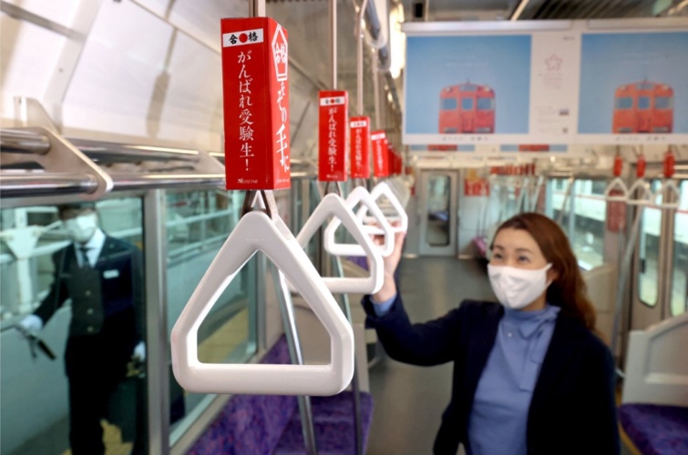 Japán nő egy japán metrókocsiban