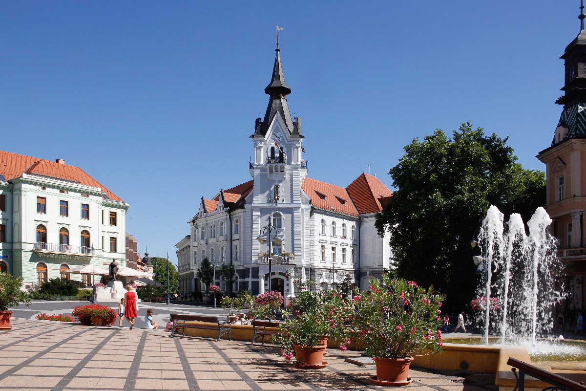 Kaposvár főtéré, a Kossuth tér. Háttérben, a 20. század elején Kopeczek György és Kertész Róbert tervei alapján épült városháza.