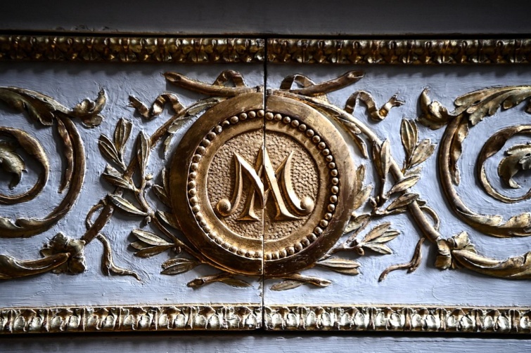 Mária Antónia királyné monogramja a versailles-i magánlakosztályában.