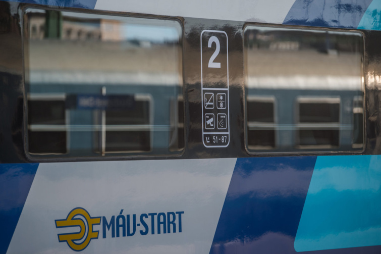 A MÁV első, saját gyártású, belföldi forgalomra szánt másodosztályú InterCity (IC+) kocsija a forgalomba állításának napján a Déli pályaudvaron