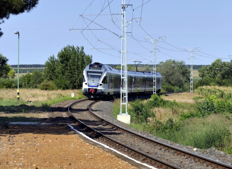 A MÁV Start Zrt. egyik korszerű, villanymotorral hajtott, energiatakarékos, környezetkímélő Stadler FLIRT vonatszerelvénye