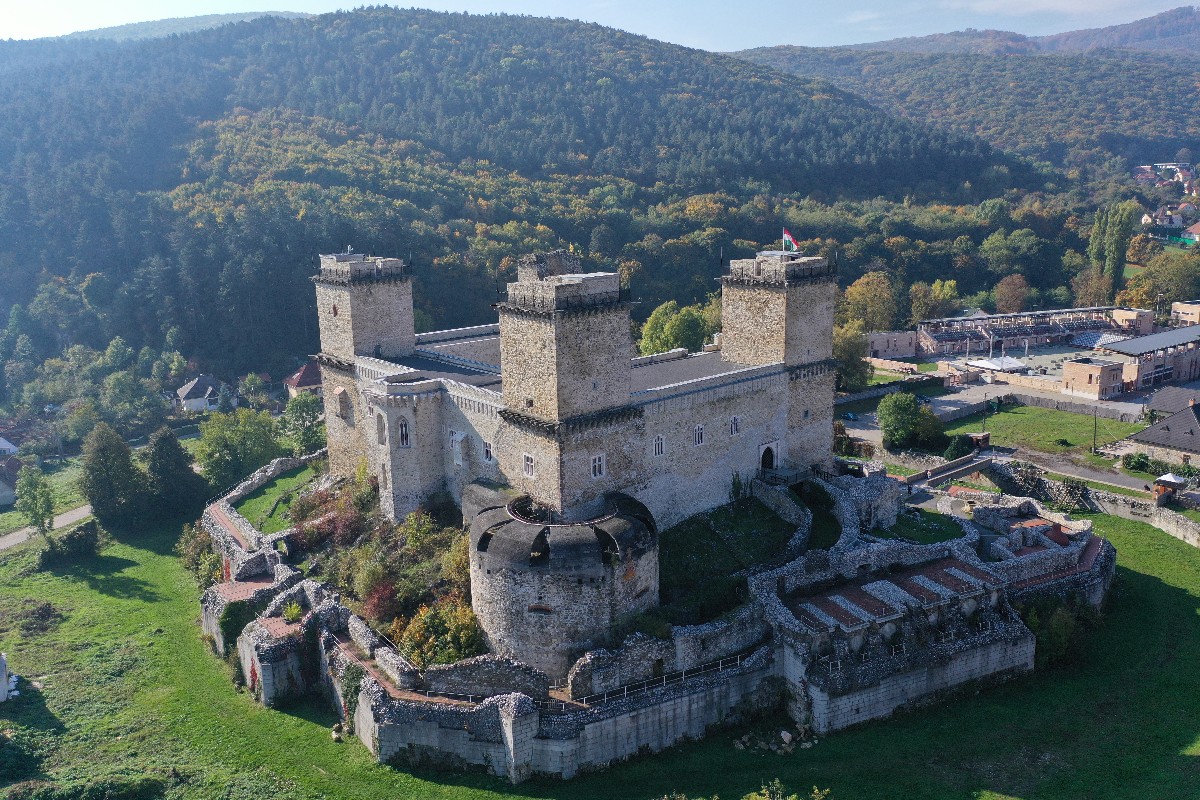 A XIII. században épült diósgyõri vár.
