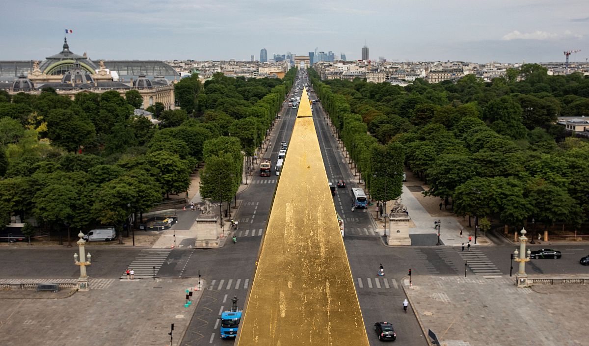 Helyére került az obeliszk csúcsa a párizsi Concorde téren.