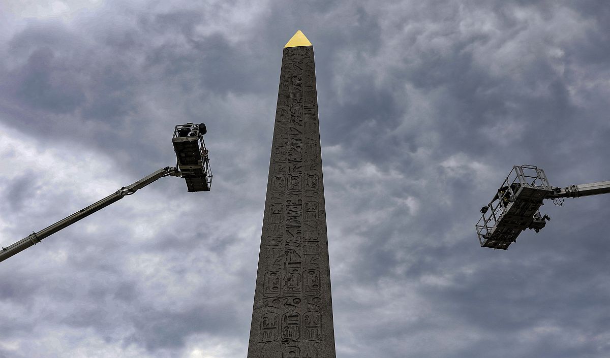 A párizsi Concorde téren álló obeliszk csúcsát felhelyező daruk.